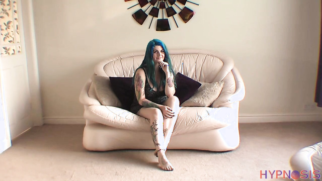 Entrancement UK - chubby babe with colored hair wants to pose for you