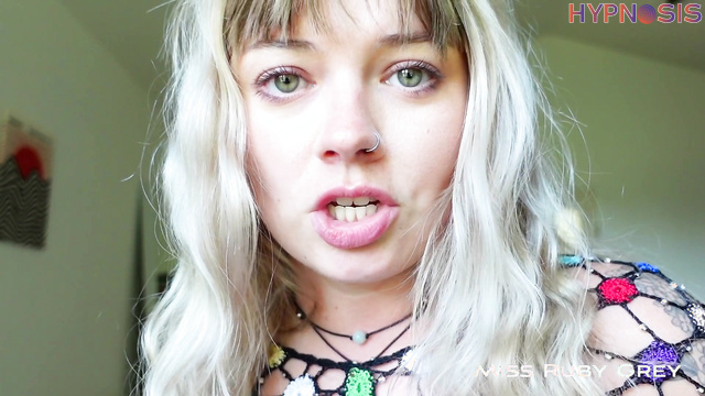 Miss Ruby Grey - Green-eyed blonde charms and excites you