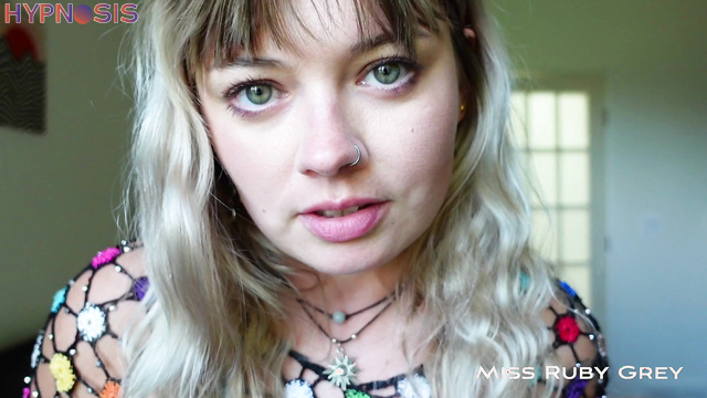 Miss Ruby Grey - Green-eyed blonde charms and excites you