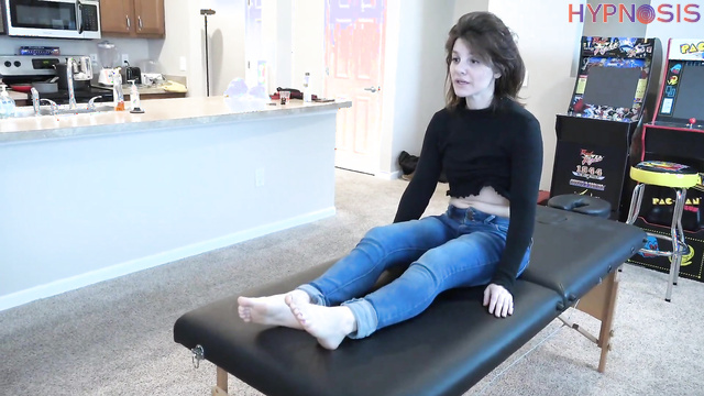 GG Fetish Media - Rebeccas - Naked girl with sweet feet performs commands under hypnosis