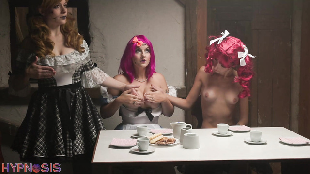 Cruel Alice - Sex dolls decided to organize lesbian games