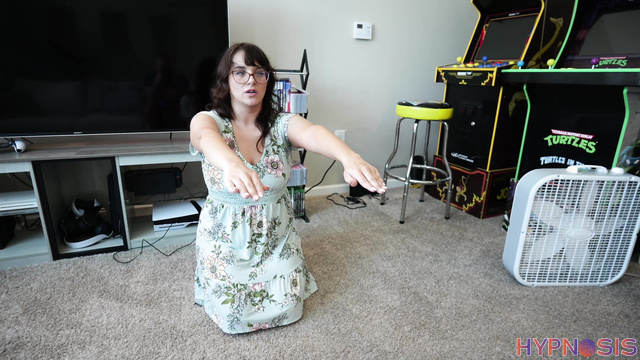 GG Fetish Media - Guy hypnotized the girl and made her obey him