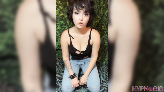 Sooobunny - Curvy girl undresses under hypnosis