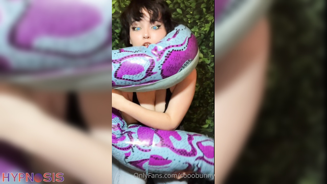 Sooobunny - Curvy girl undresses under hypnosis