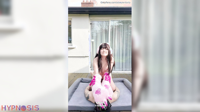 Pupuwaifus loses her mind and her clothes under the open sky