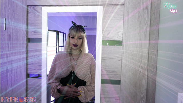 Maxi Lipz - A faulty sex robot pleases her owner